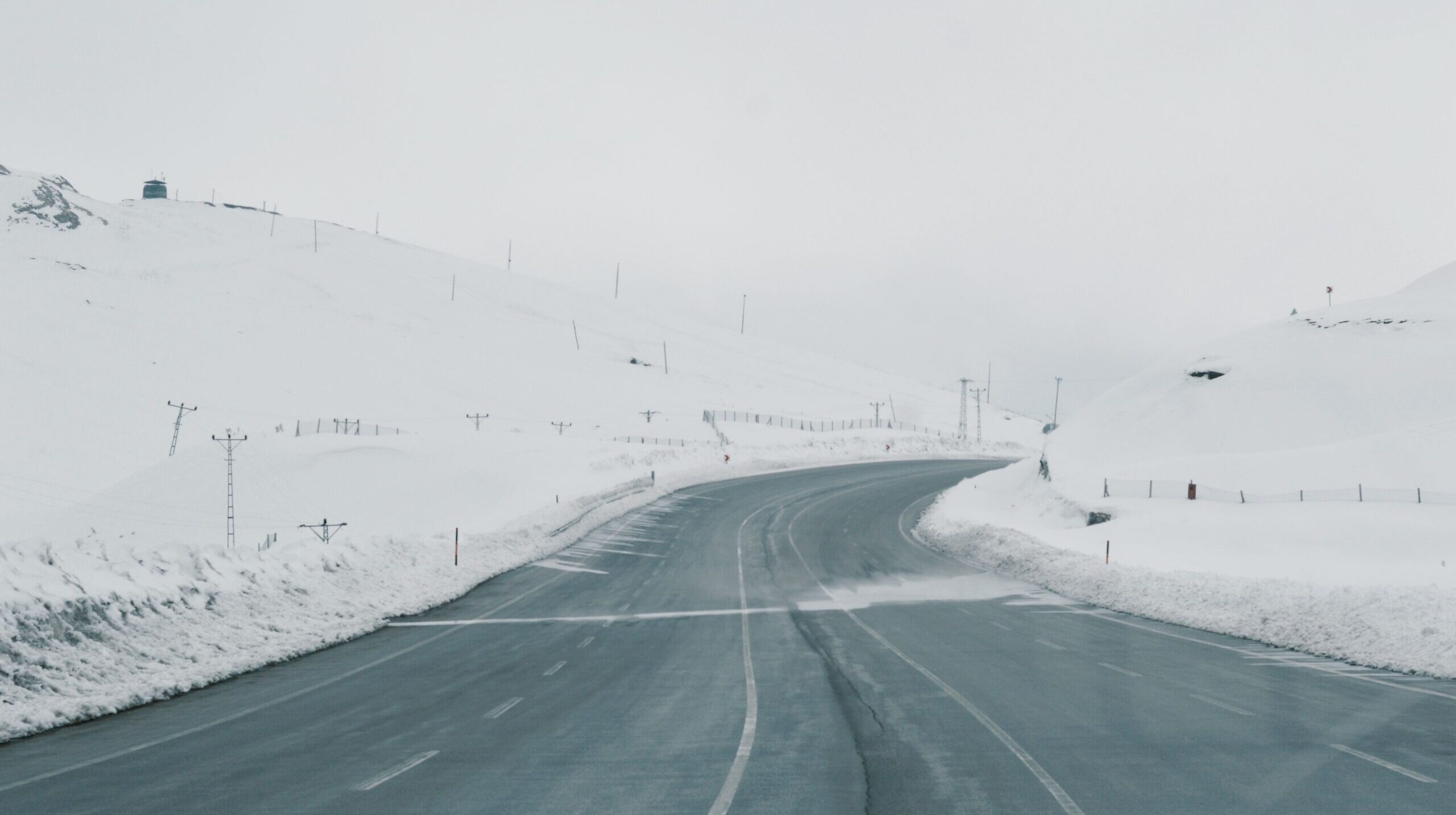 Winding road through snowy landscape in Bitlis, Türkiye, during winter.